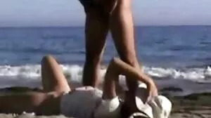 Les demi-frères deviennent vidéo x tukif coquins dans le salon derrière leur beau-père