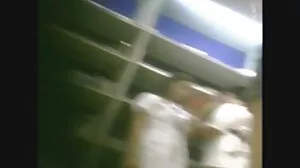 Une ado asiatique chaude chevauche une bite tukif video porno gratuit de mecs noirs