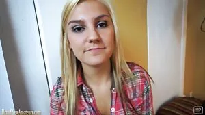 Alex baise le doux manchon video xxx françaises de milf d'Emilys dans le salon