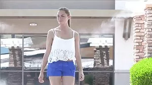 Teeny Babe Hazel Heart reçoit xxl vidéo porno gratuit une bite surprise dans sa bouche