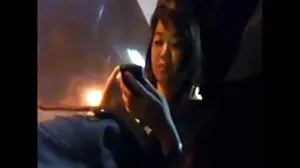 Petite fille se déshabille et montre ses video film x gratuit jolis seins.