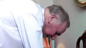 OLD4K. Une fille video porno gratuit sur le net éblouissante et son petit ami expérimenté trouvent du temps pour un bon coup rapide
