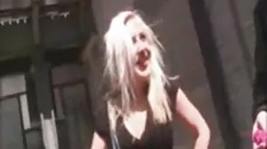 Baiser ma mère aux gros vidéos x seins dans sa cuisine
