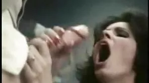Hot ass latina se fait pester par la bite d'un anaconda noir film porno femme ronde monstre
