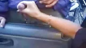 Le petit ami aide avec video x gratuite le physique gai et l'équitation d'une fille vierge