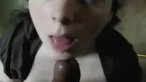 Une chatte vidéo film xxx de milf blonde sexy clouée par un pion au prêteur sur gages