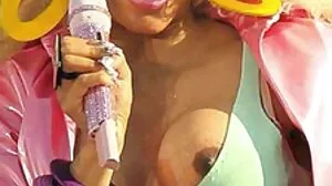 MILFs chaudes et sangle d'ado sur Lesbian ANAL video femme mure x DP