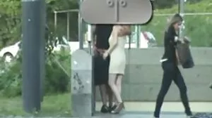 Looker frappant obtient sa chatte serrée pleine de pisse chaude et film porno gratuit partouze d'éclaboussures
