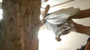 Horny Little Ebreeshe est excitée dans les escaliers et profite tukiff porno gratuit d'une séance solo chez elle.