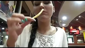 fille joue les vidéos xxx avec la grosse bite de son papa