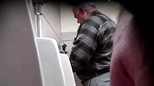 Stud martelant ce trou du cul serré et video de film porno faisant gémir cette milf fort