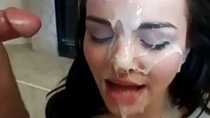 Les lesbiennes méchantes remplissent leurs énormes butins de lait et porno gratuite xxl le giclent