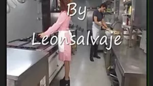Babe ébène jaillissante avalant son film porno femme ronde sperme