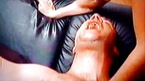 Ebony Nikki Ford prête vidéo porno gratuit amateur à affronter le groupe