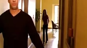 Une star du video x tukif porno se fait sodomiser avec un bâton d'amour monstre